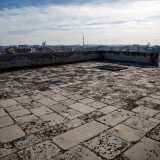 ...che permette di accedere al terrazzo ricoperto di chianche